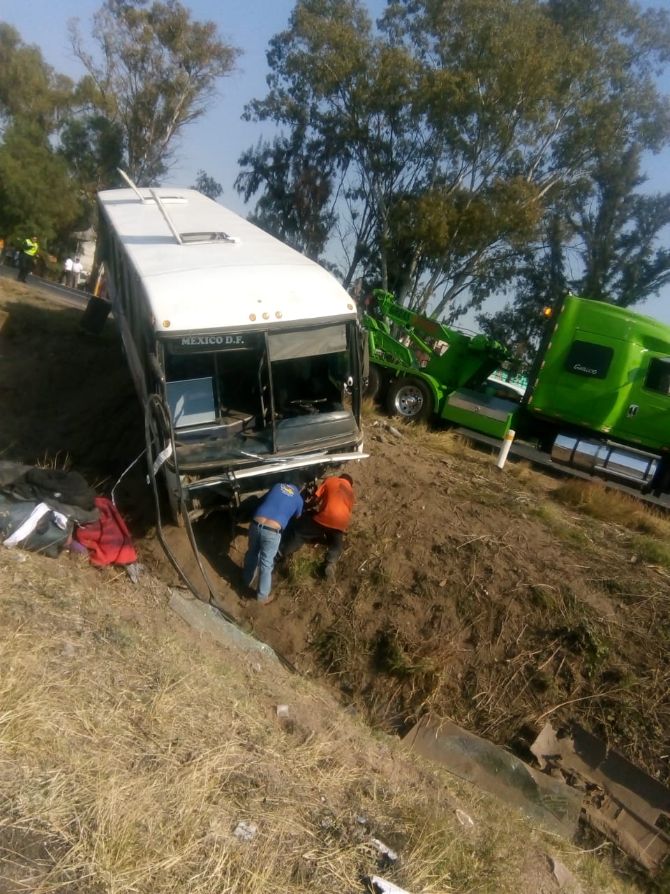 Volcadura de autobús en la México-Pirámides deja 20 heridos