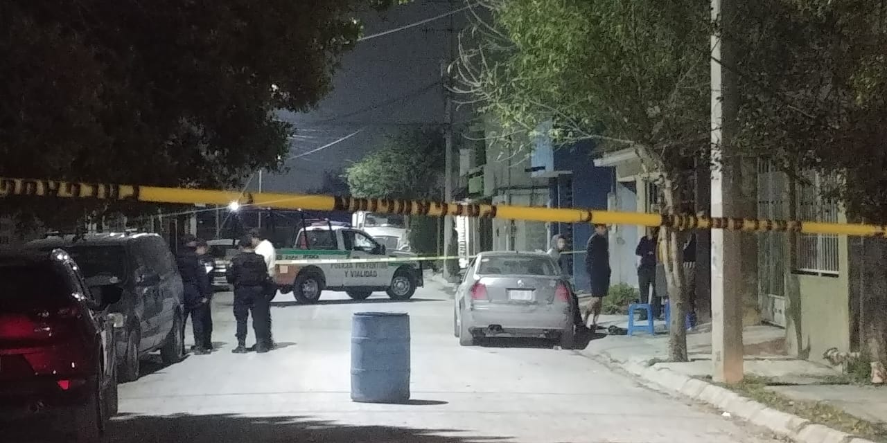 Telediario Media Balean a dos jóvenes afuera de una casa en Apodaca