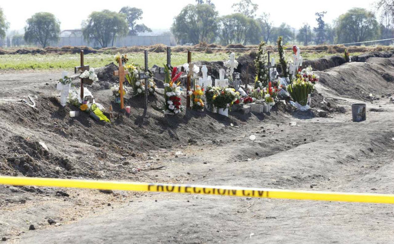 Curiosos visitan zona de explosión en Tlahuelilpan