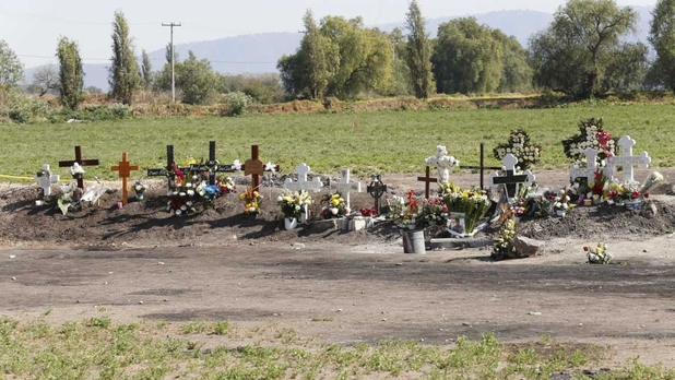 Curiosos visitan zona de explosión en Tlahuelilpan