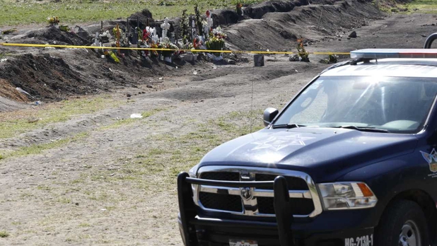 Curiosos visitan zona de explosión en Tlahuelilpan