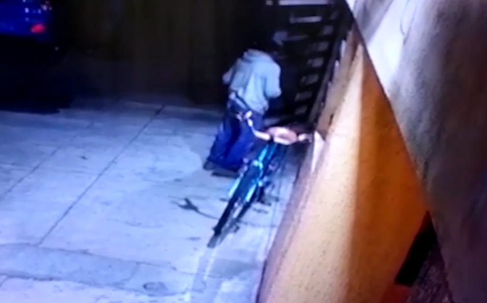 Se mete a una casa y se roba una bicicleta pero antes de irse cierra la puerta: video