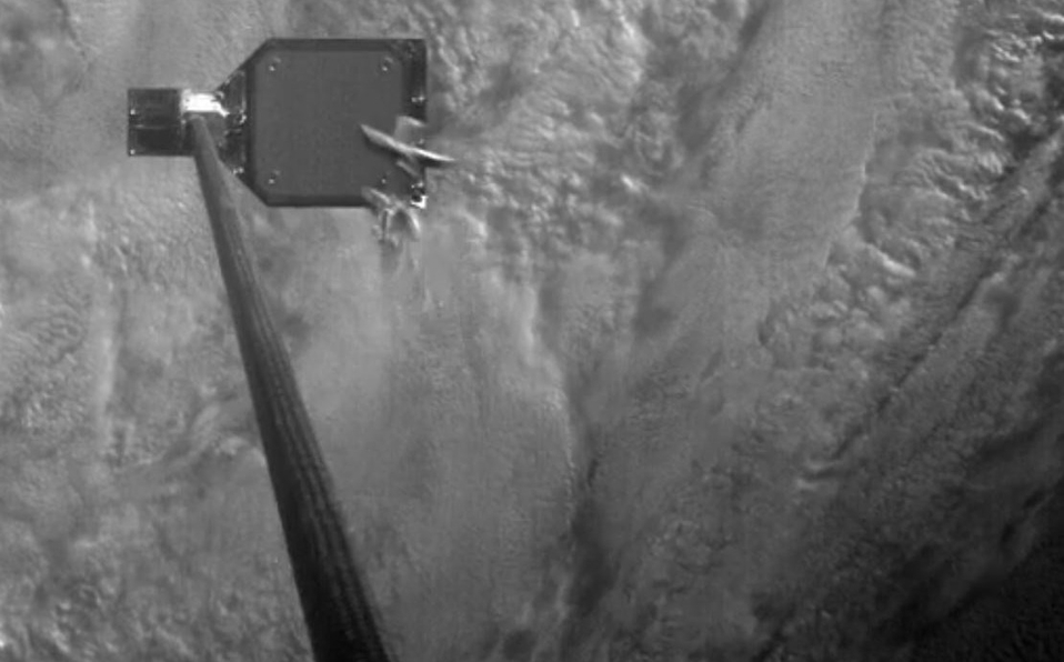 ¡Este satélite artificial usa un arpón para capturar basura del espacio!