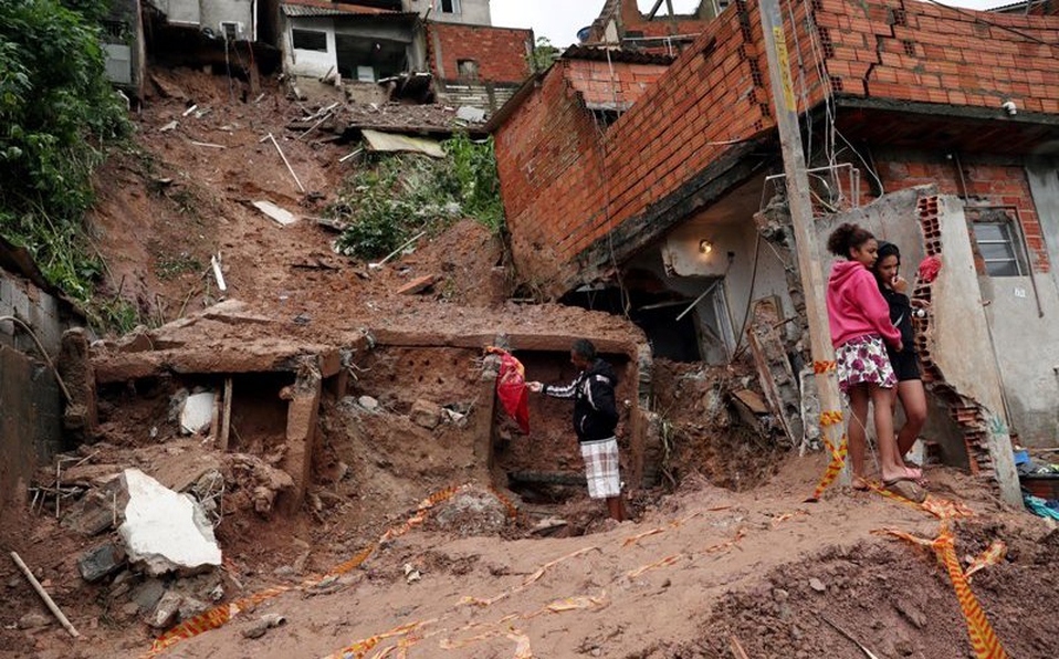 En Brasil muere un bebé y 3 niños más por deslizamientos de tierra
