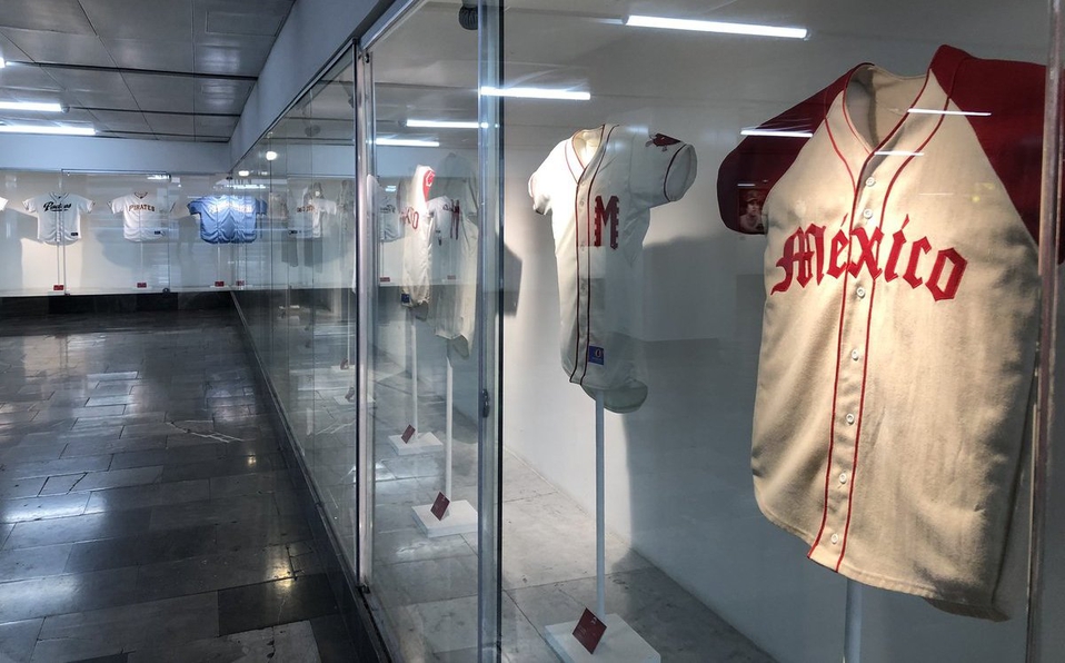 Montan exposición de Diablos Rojos en Metro de CDMX