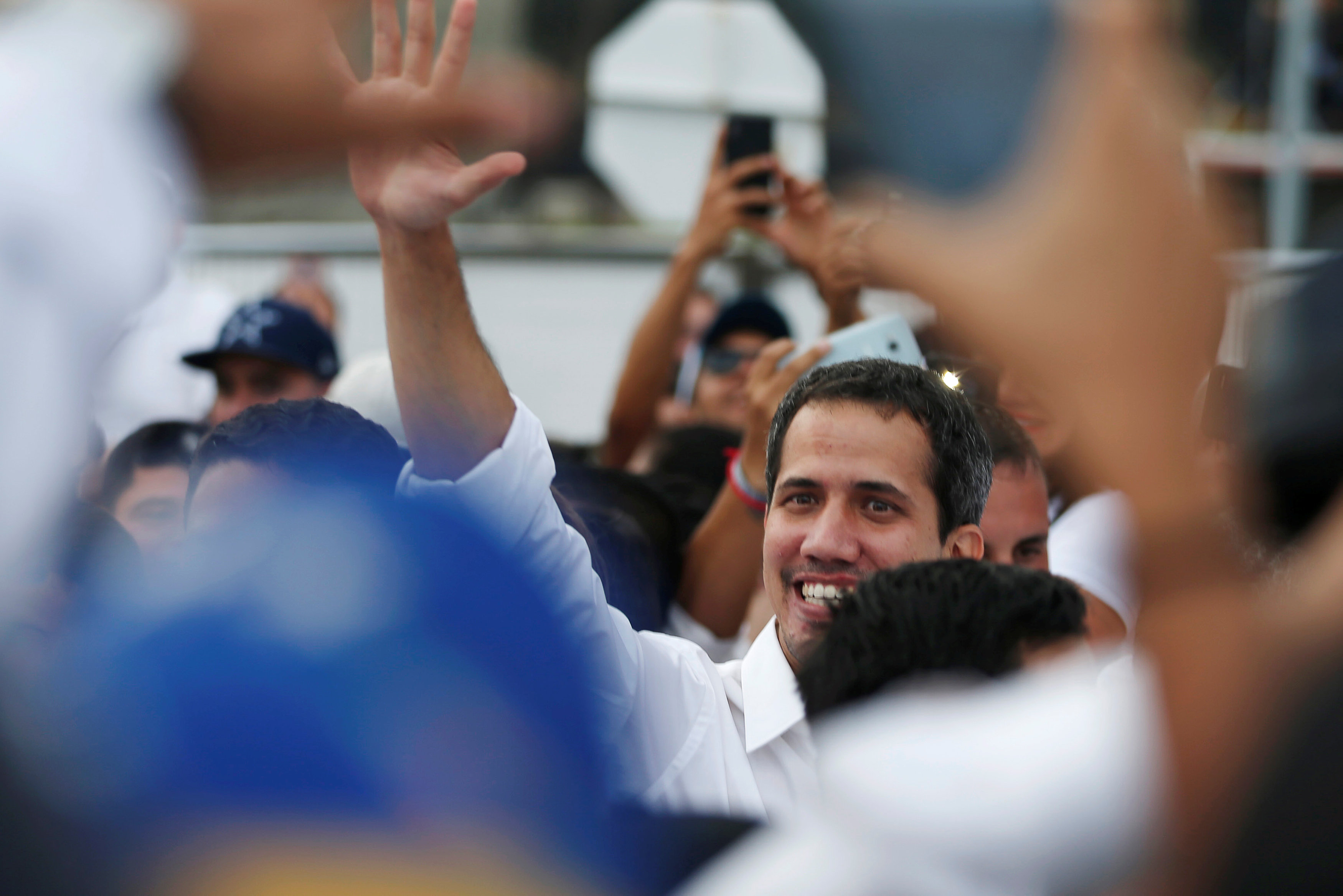 Telediario Media Juan Guaidó cruza la frontera y llega a concierto 'Venezuela Aid Live' en Colombia