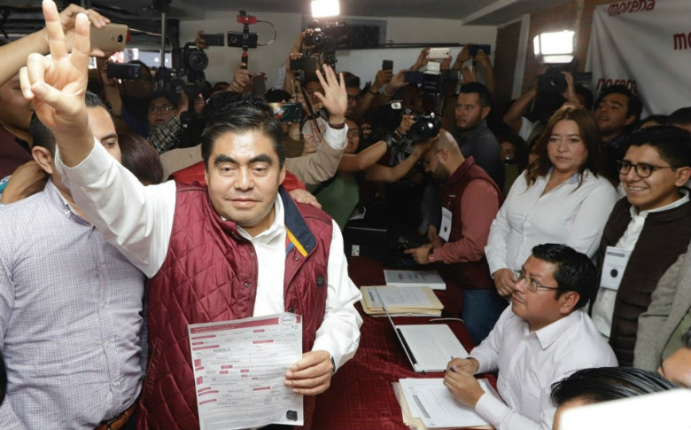 Barbosa se registra como precandidato a gubernatura de Puebla