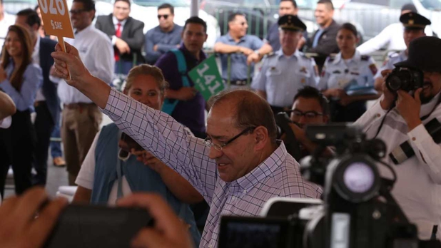 Auto de Peña Nieto es vendido en la subasta de Santa Lucía