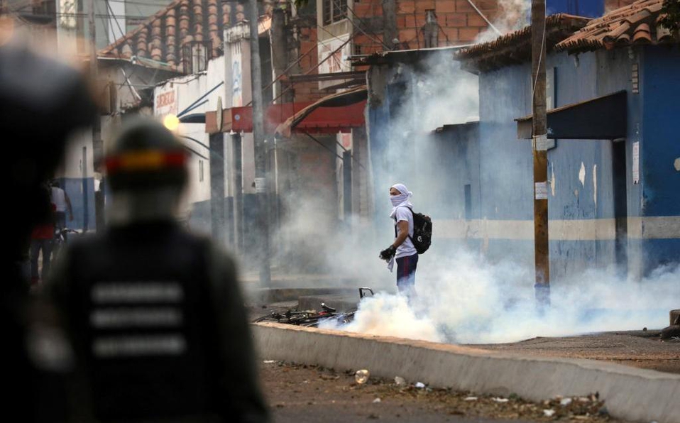 Tropas venezolanas lanzan gas lacrimógeno en frontera con Colombia
