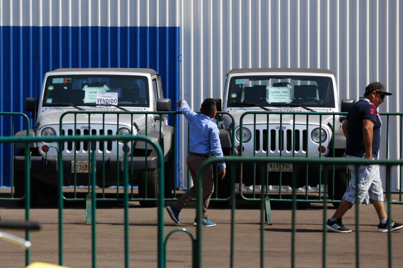 En último día de subasta, ofertan camioneta BMW de círculo cercano a Peña Nieto