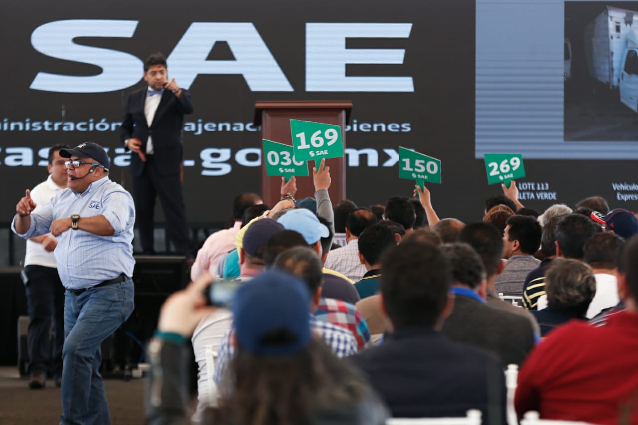 En último día de subasta, ofertan camioneta BMW de círculo cercano a Peña Nieto