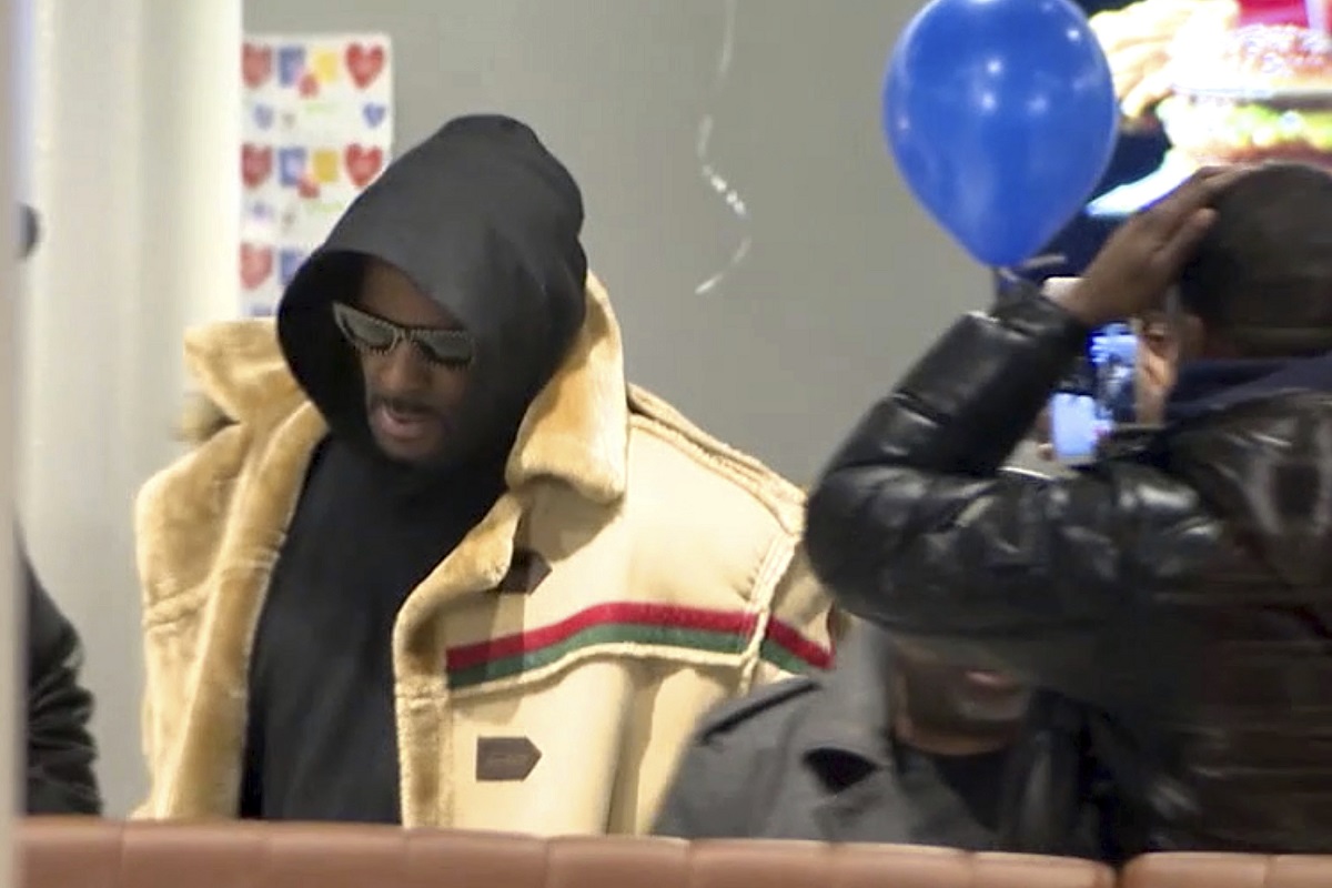Tras salir de prisión, R. Kelly pasa por una hamburguesa