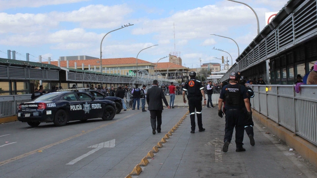 Migrantes intentan cruzar a EU; cierran puente fronterizo