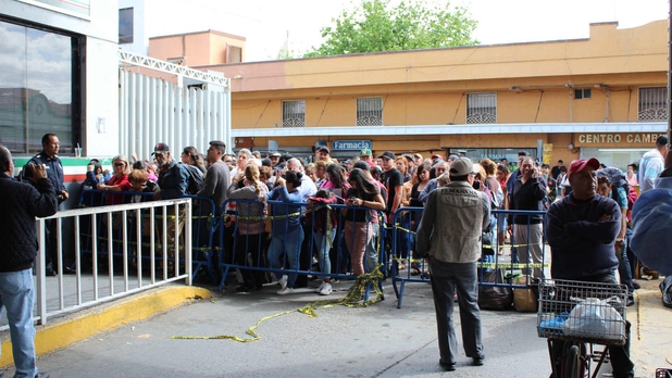 Migrantes intentan cruzar a EU; cierran puente fronterizo