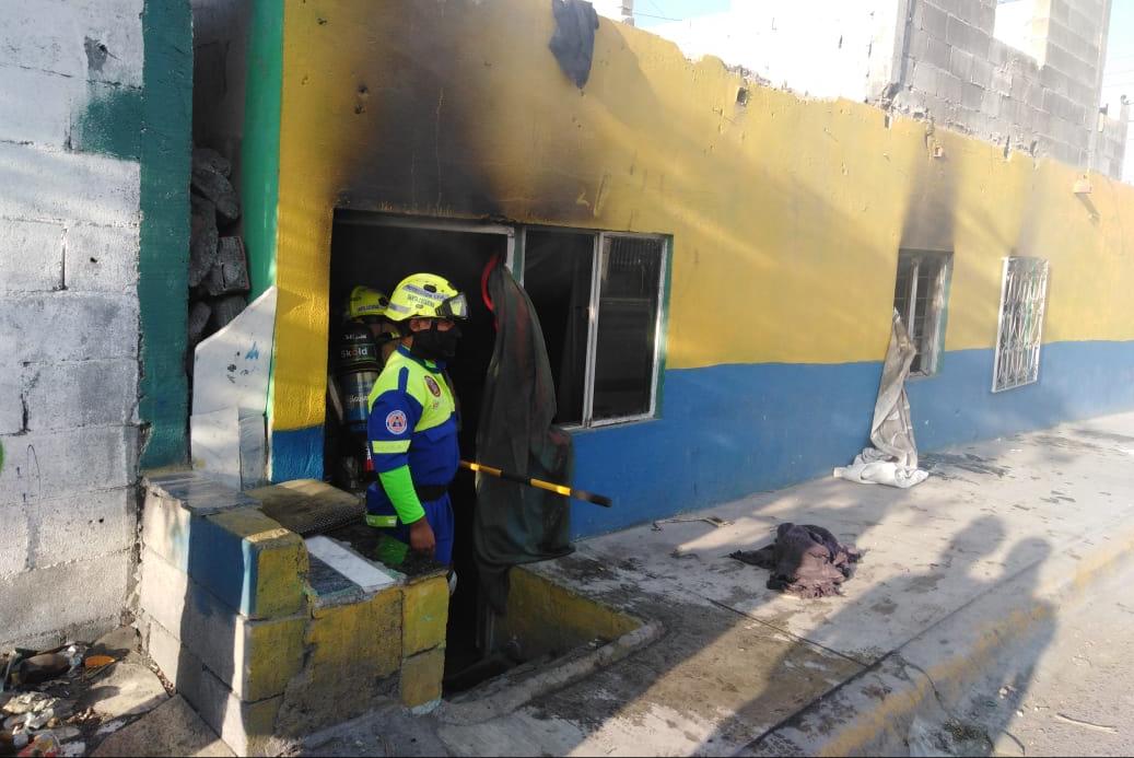 Fuego consume casa en Santa Catarina  