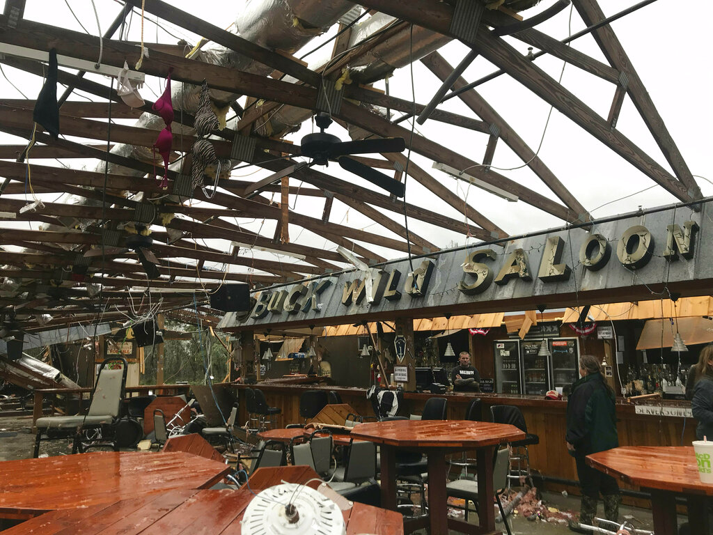 Suman 23 muertos por tornado en Alabama