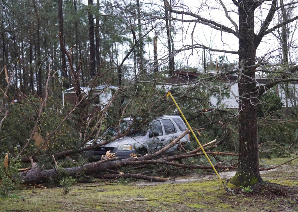 Suman 23 muertos por tornado en Alabama