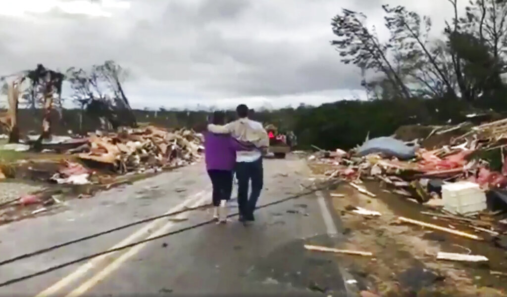 Suman 23 muertos por tornado en Alabama