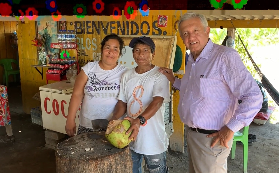 AMLO se refresca bebiendo agua de coco
