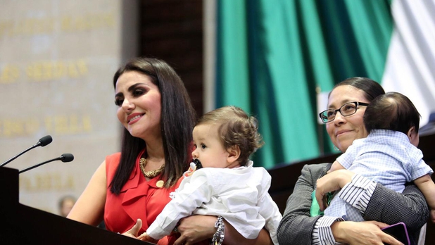 Diputadas suben a tribuna con bebés por Día Internacional de la Mujer