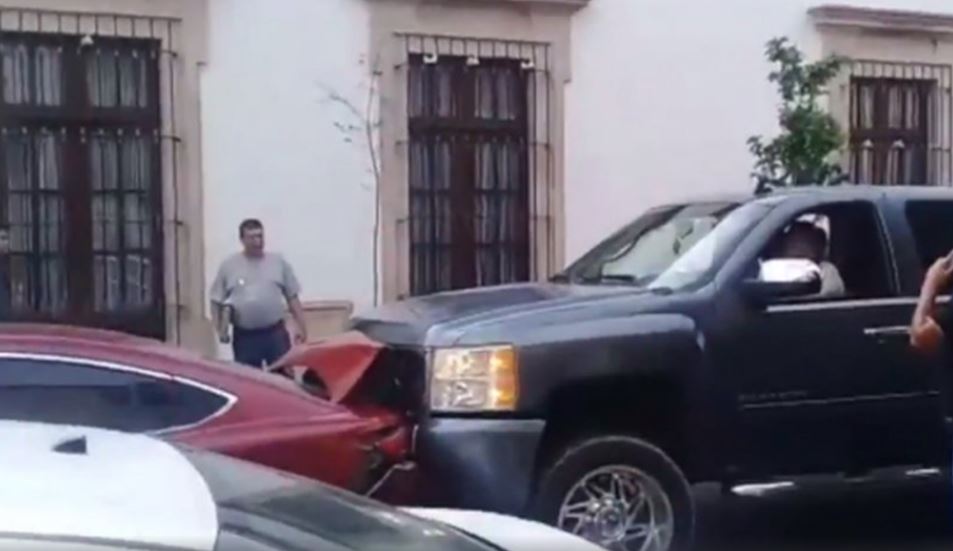 Mujer choca el auto de su pareja al encontrarlo con otra mujer