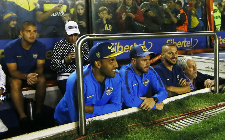 Jugadores de Boca Juniors apoyan al equipo femenil en partido en la Bombonera