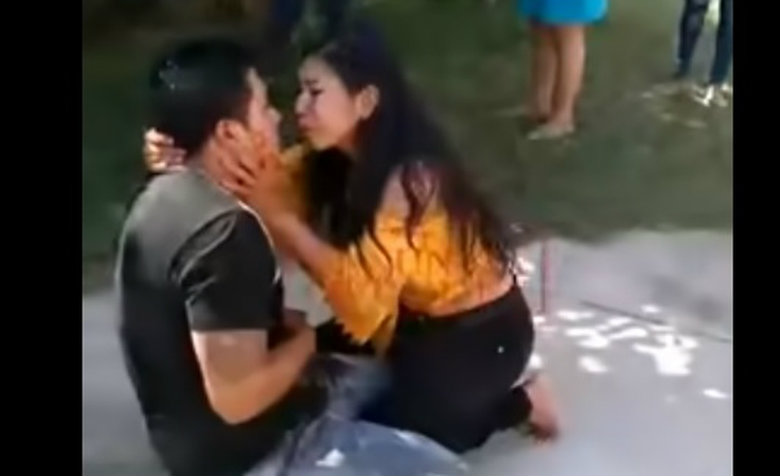 “Mi amor perdóname, no te mueras”, le dice mujer a su novio luego de apuñalarlo [VIDEO]