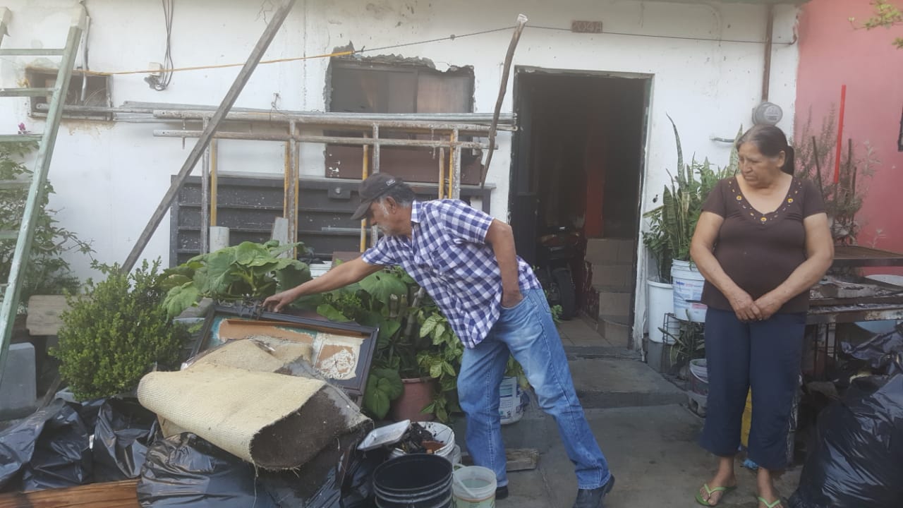 Familia pide ayuda tras perder parte de su patrimonio al incendiarse su casa