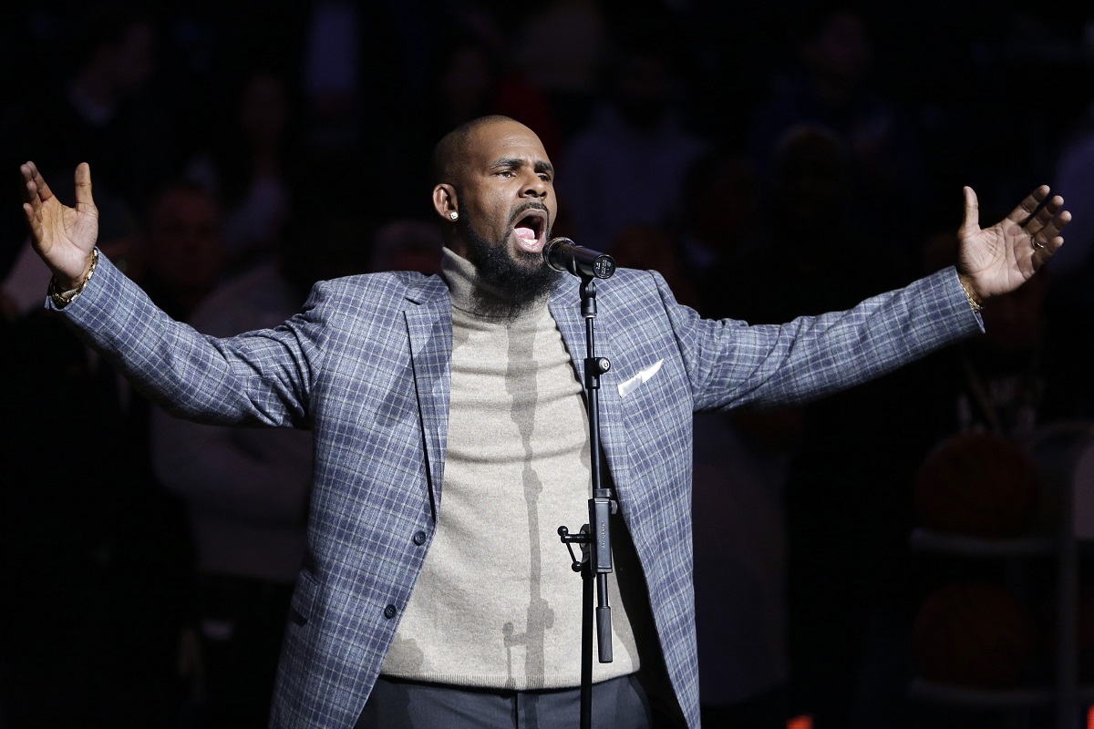 Aseguran que R. Kelly cargaba con sus videos sexuales