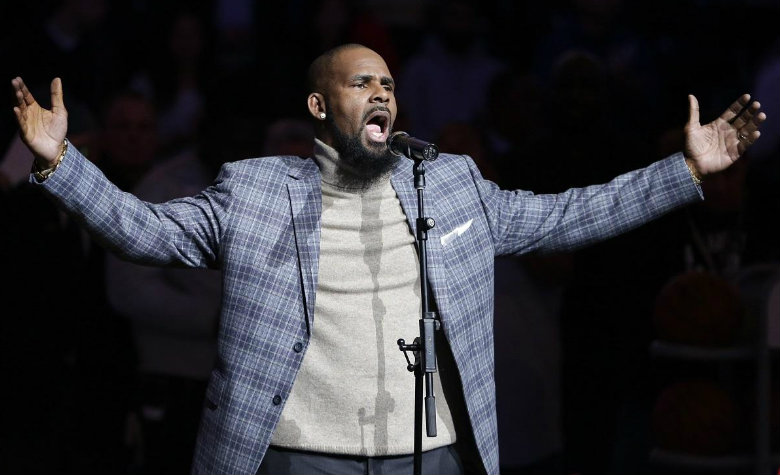 Aseguran que R. Kelly cargaba con sus videos sexuales