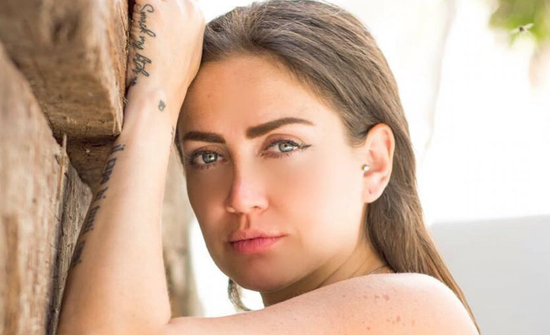 Con fotos sin sostén, enciende las redes Celia Lora