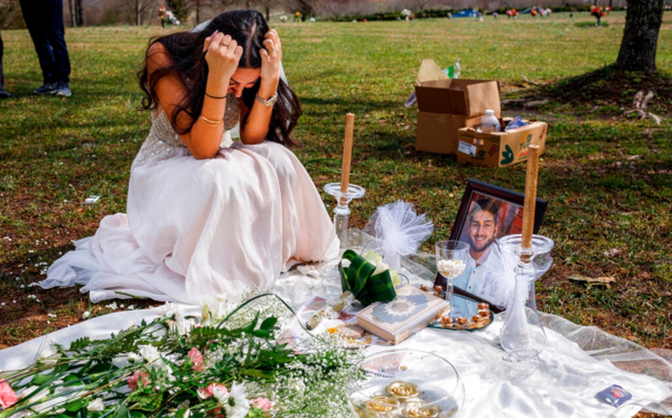 Llora vestida de novia en la tumba de su prometido: lo mataron por un Xbox