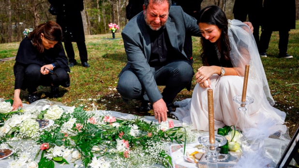 Llora vestida de novia en la tumba de su prometido: lo mataron por un Xbox