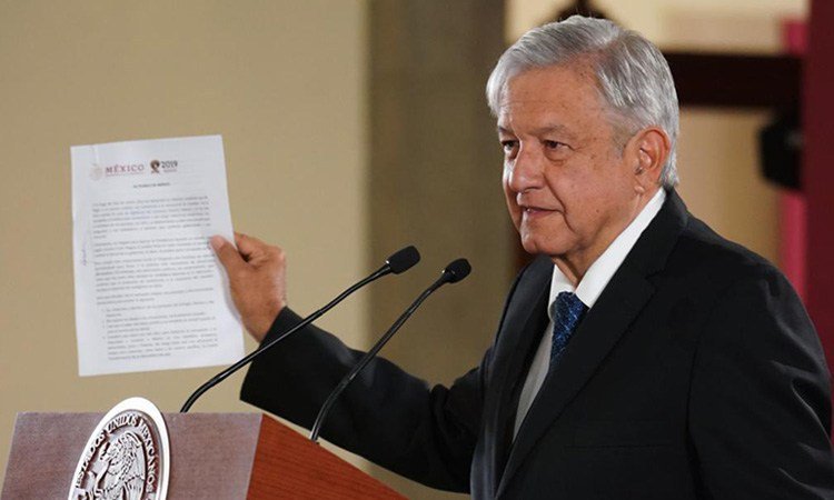 AMLO firma compromiso de no reelección; no busco "perpetuarme en el cargo"