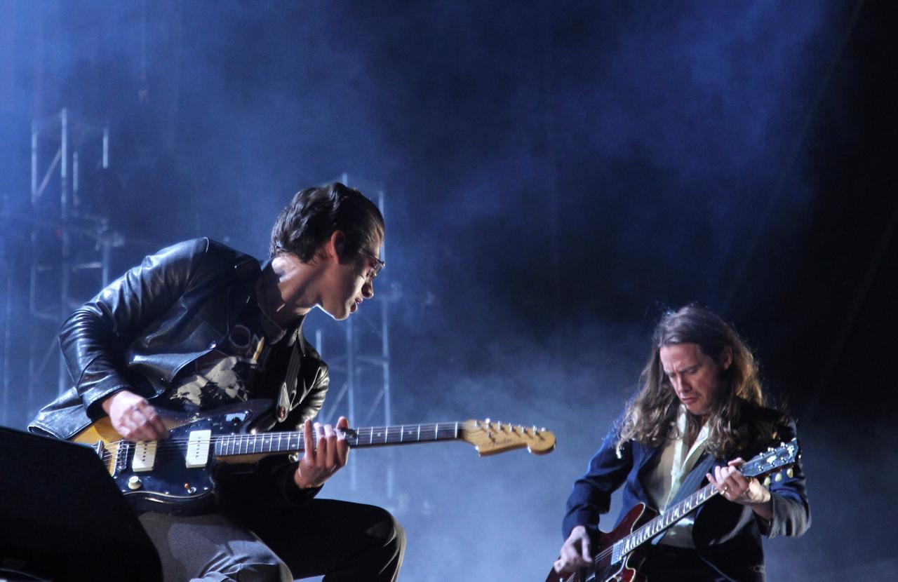 'Arctic Monkeys' y 'The Thives' rockean en el Foro Sol