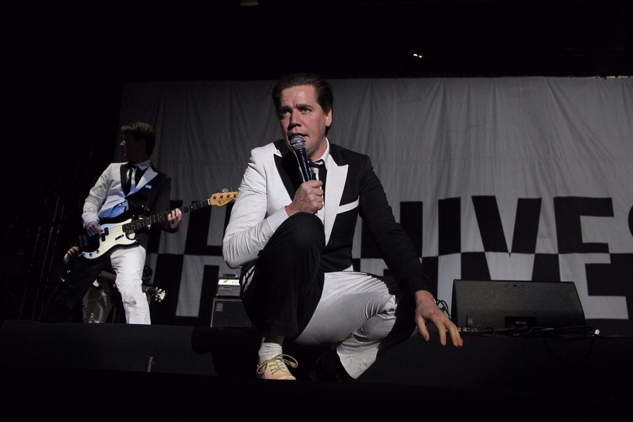 'Arctic Monkeys' y 'The Thives' rockean en el Foro Sol