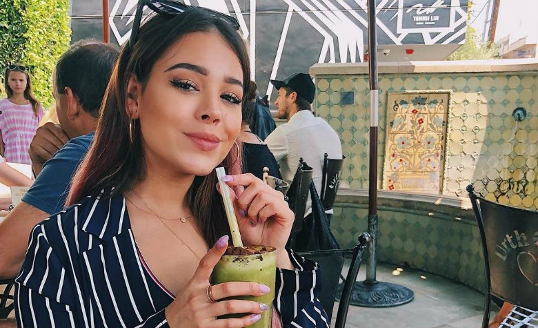 Danna Paola se deja ver en ropa interior