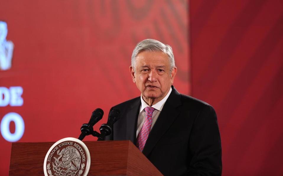 AMLO pide a funcionarios darse baños de pueblo; admite que SHCP suspendió becas