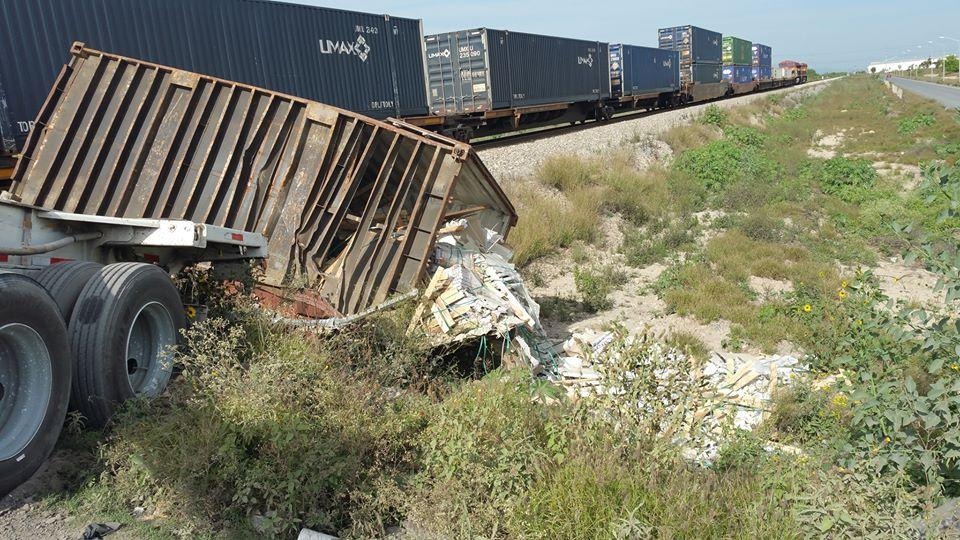 Tráiler es impactado por el tren al intentar ganarle paso en Escobedo ...