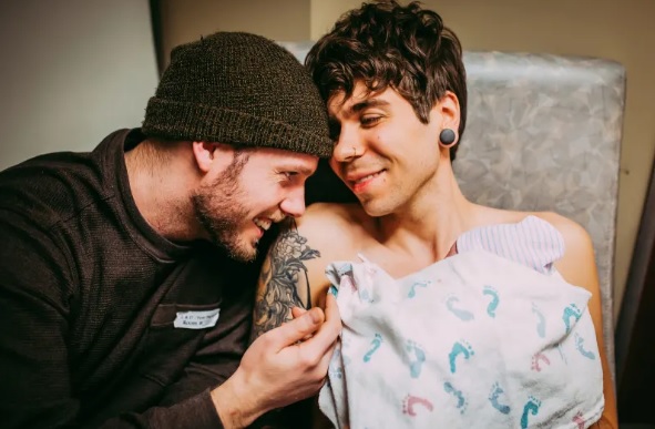 ¡Sorprendente! Abuela da a luz a su nieta para ayudar a su hijo gay a ser papá