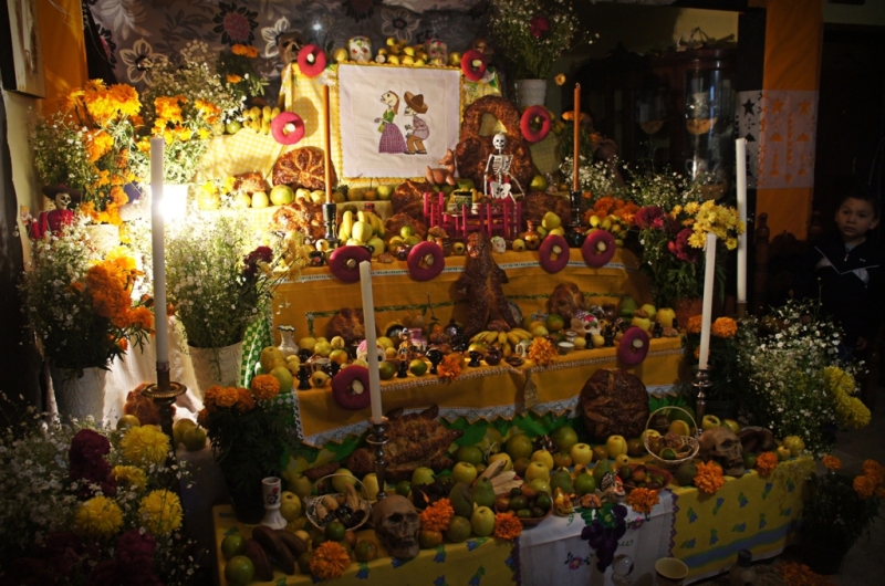 Te decimos cuándo poner tu ofrenda de Día de Muertos y los elementos que debe llevar