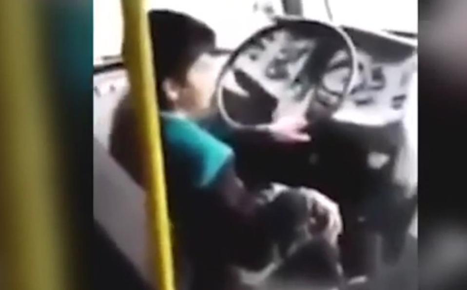 Niño conduce camión de pasajeros mientras escucha 'charanguitas'...
