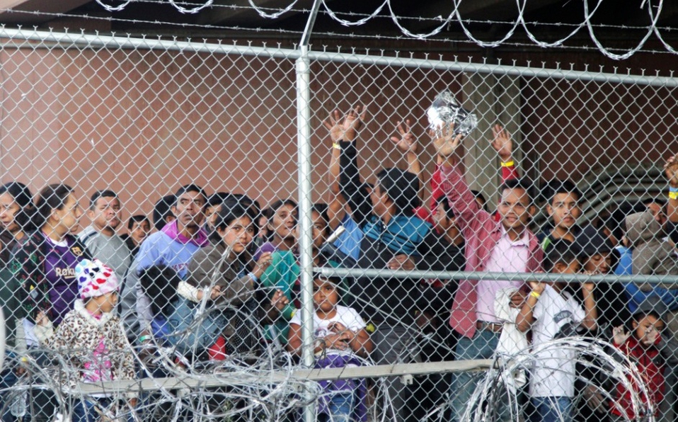 Migrantes agradecen a juez que canceló política de Trump