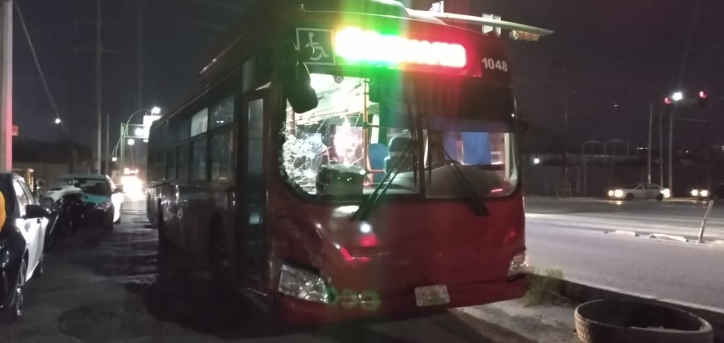 Telediario Media Choca camioneta de carga con unidad de la Ecovía en Ruiz Cortines