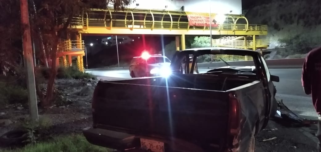 Choca contra puente peatonal y abandona su camioneta en la avenida Díaz ...