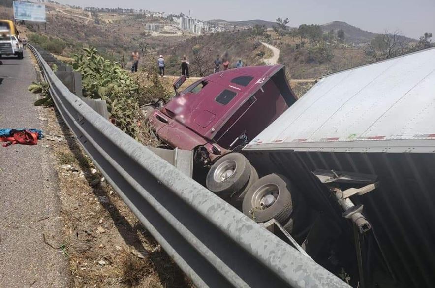 Autopista Chamapa-Lechería: accidente entre tráiler y camioneta deja a seis sin vida