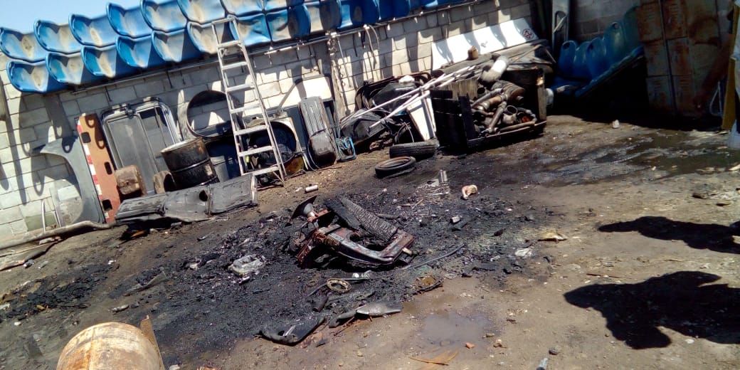 Trataban de quemar desechos en un taller; no sale como esperaban y se incendia el lugar