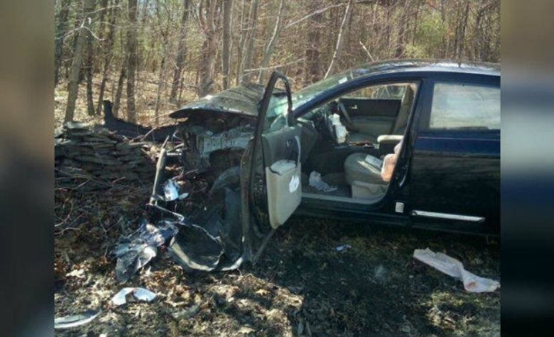 Mujer entra en pánico al ver una araña en su auto y choca contra árbol