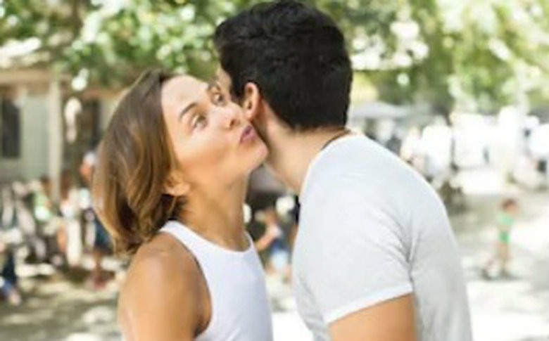 Día Internacional del beso: así se saluda la gente en el mundo