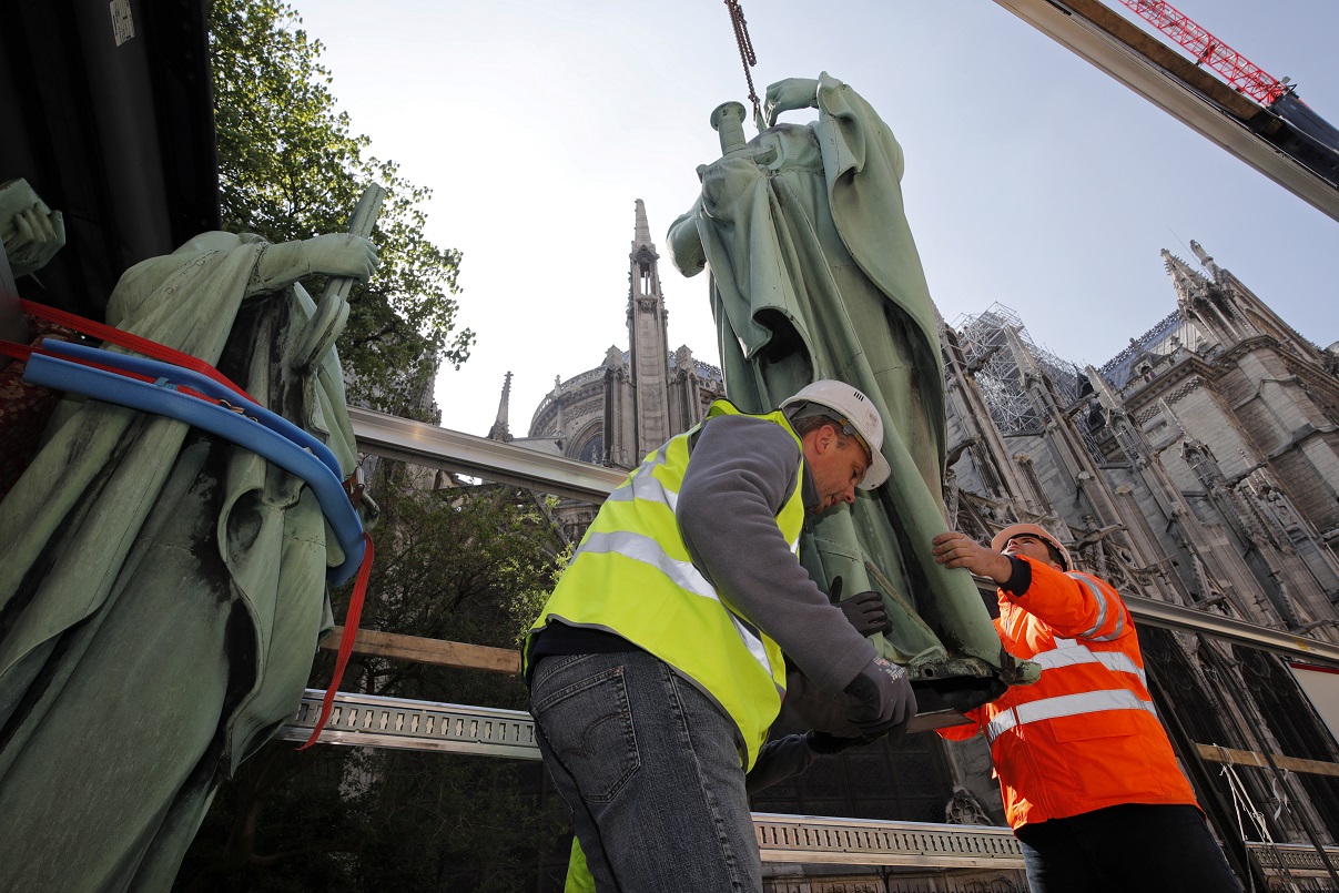 Así cayó la aguja principal de la catedral de Notre Dame